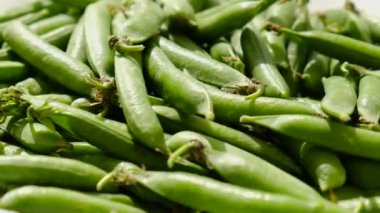 Taze toplanmış taze bezelye kabuklarının yakın çekimi.