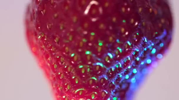 Gros plan des fraises rouges juteuses à la lumière vive. — Video