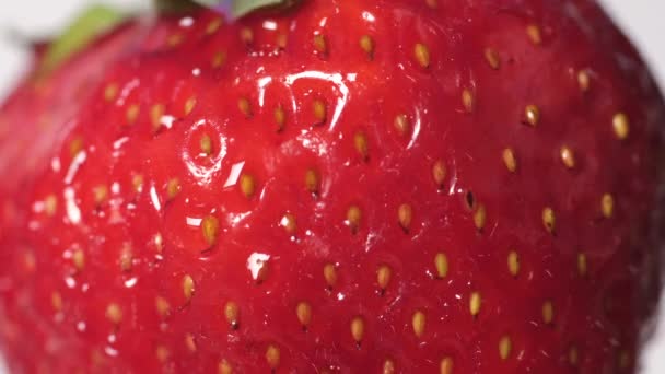 Red juicy strawberries close up in bright light. Red berry strawberry — Stock Video