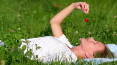 Güzel bir kız yazın çimenlerde dinlenirken böğürtlen yer..