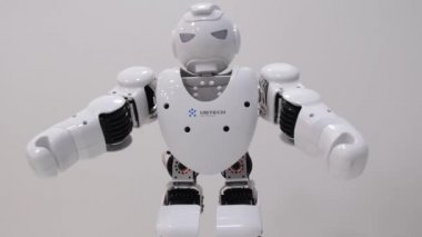Çocuklar için modern robotların sergilenmesi, Android oyuncakları dünyasındaki elektronik yenilikler.