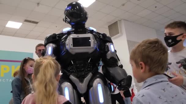 Tentoonstelling van moderne robots in de wereld van nieuwe producten. — Stockvideo