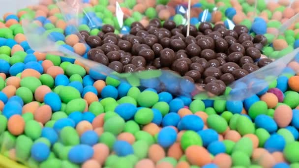 Un montón de dulces redondos coloridos . — Vídeo de stock