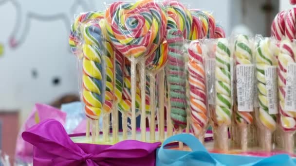 Dulces dulces de piruleta de colores en paquete de plástico — Vídeos de Stock