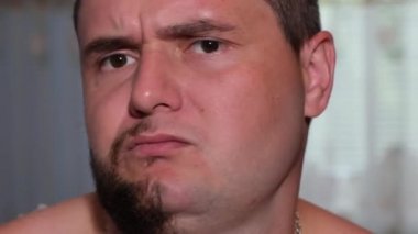 Kameraya konuşan tuhaf bir genç adam.. 