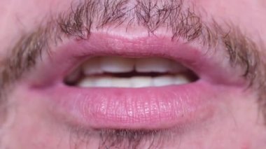 Bıyıklı adamın yüzü, kameraya konuşan adam.. 