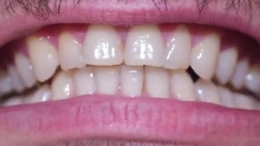 Adam objektife ağzı açık konuşuyor.