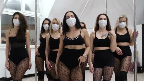 Sexuelle Krankenschwestern nach der Pandemie. Sexy Mädchen in einer Schutzmaske. — Stockvideo