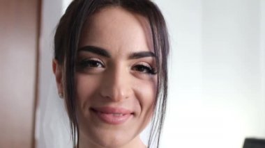 Güzel bir gelin yüzü, güzel bir esmer, iri gözlü.. 