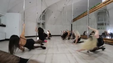 Bir grup kız dans ediyor Direk dansı, yer dansı.