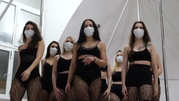 Sexig dansgrupp går till dansgolvet. Vackra flickor i skyddande masker. — Stockvideo