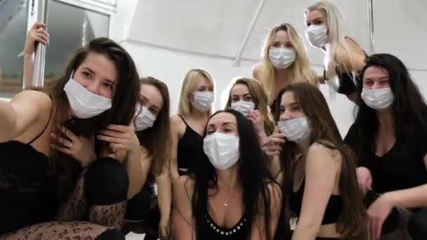 Tanzgruppe von Mädchen, die Selfies auf einem Smartphone machen und in sexy Kleidern für ein Foto posieren — Stockvideo