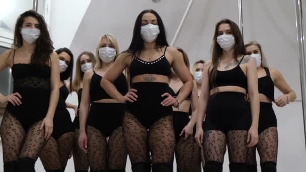Chicas sexy en máscaras protectoras van derecho. El grupo de baile entra en la pista de baile — Vídeos de Stock