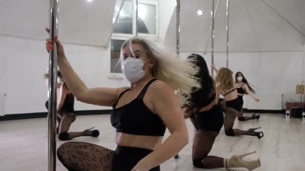 Група молодих жінок танцює біля стовпа на високих підборах. Поляк. — стокове відео