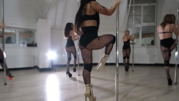 Mooie meisjes dansers op een pyloon, groep dans — Stockvideo