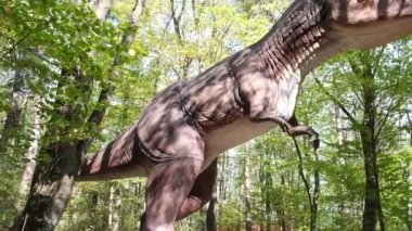 Eğlence parkında hareket eden bir dinozor modeli. Jurassic Park