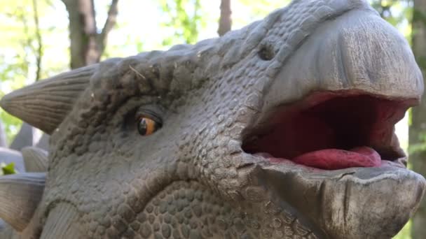 Terrible big lizard. Jurassic Dinosaur Park, open-air dinosaur — Stock Video