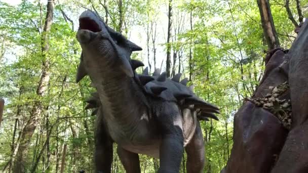 Ужасно большая ящерица. Парк динозавров юрского периода, динозавры под открытым небом — стоковое видео
