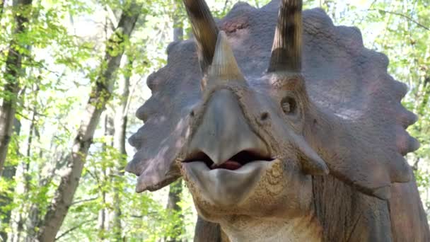 Straszna wielka jaszczurka. Jurajski Dinozaur Park, dinozaur na świeżym powietrzu — Wideo stockowe