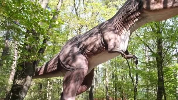 Moving model of a dinosaur in an amusement park. Jurassic Park — Stock Video