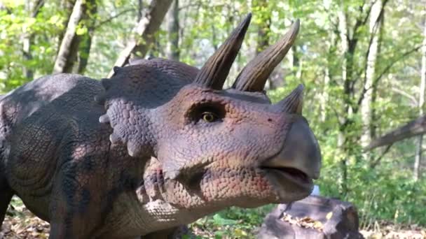 遊園地で恐竜の模型を動かす。ジュラ紀公園 — ストック動画