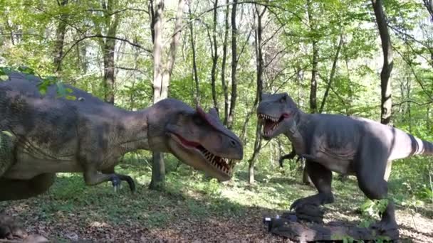 Rubber moving model of a dinosaur predator in an amusement park. — Stock Video