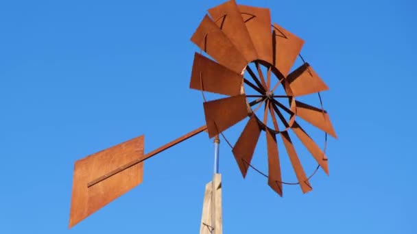 Starý větrný mlýn na pozadí modré oblohy. — Stock video