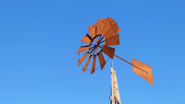 A hélice que determina a direção do vento, gira contra o céu azul. — Vídeo de Stock