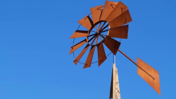 Ett torn med fläkt på en afrikansk gård, roterar med hjälp av vindkraft. — Stockvideo