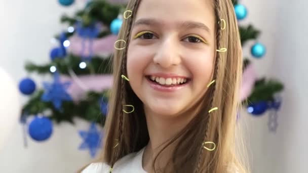 Joyful tiener meisje houden rond snoepjes en glimlachen gelukkig — Stockvideo