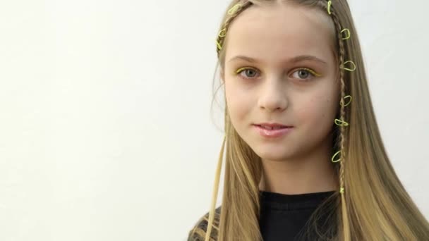 Portrét krásné školačky, má krásné rovné dlouhé vlasy — Stock video