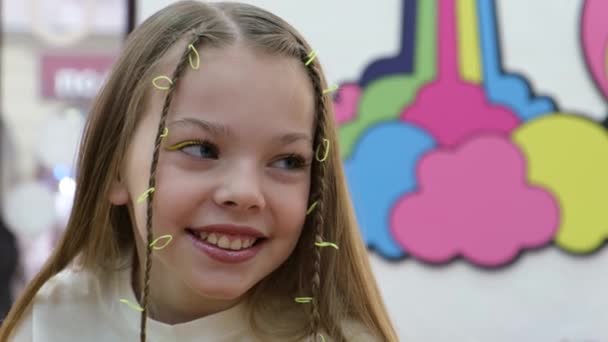 Retrato de una hermosa colegiala sobre un fondo colorido. — Vídeo de stock