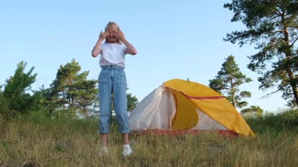 Gli adolescenti fanno un gioco e mi trovano, riposano in un accampamento di tende. Vacanze estive per bambini. — Video Stock