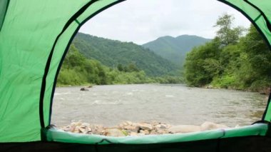 Güzel dağ nehri Missouri, ABD manzaralı çadırdan. 