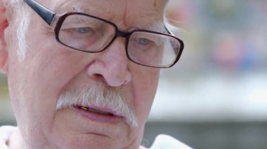 Yaşlı büyükbaba depresyonda ve ailesini özlüyor. Ukrayna 'daki savaş evini yok etti..