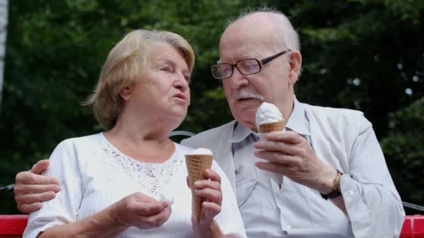 Ένας γέρος σε ραντεβού με μια κυρία, την κερνάει παγωτό. Ραντεβού στην ηλικία συνταξιοδότησης. — Αρχείο Βίντεο