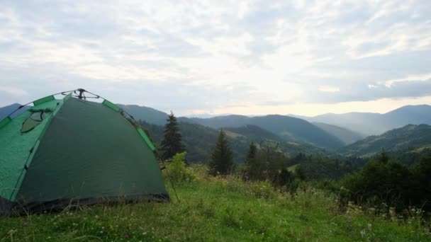 Turistler Alpler 'de yeşil bir çadır kurdular. Dağlarda yürüyüş.. — Stok video