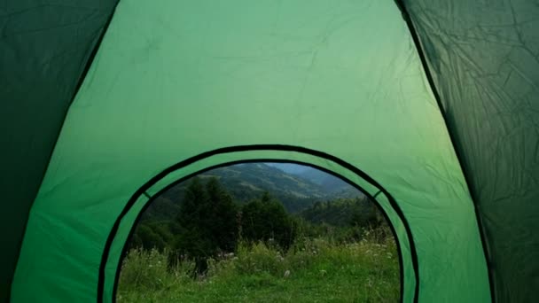 Vacker utsikt över bergen med grönt tält, smidig rörelse kamera. — Stockvideo