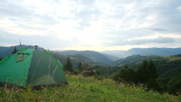 Bella tenda verde tra le montagne dei Carpazi ucraini. Escursioni in montagna — Video Stock