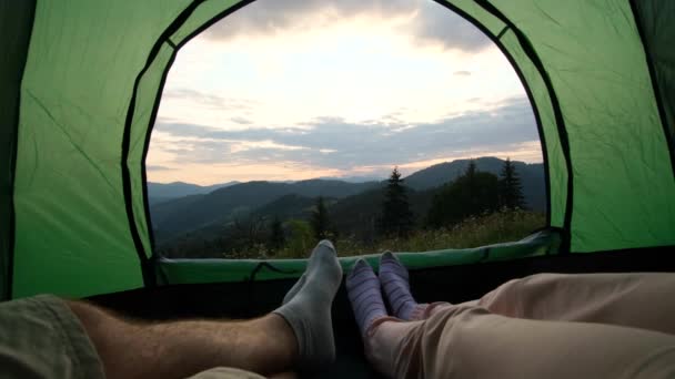 Kochająca się para turystów odpoczywająca w namiocie, podbijająca szczyt — Wideo stockowe