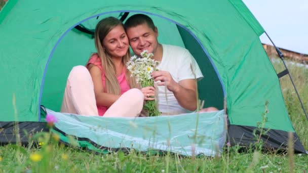 男と女の子は観光客です,彼らは山の上のテントで休んでいます. — ストック動画
