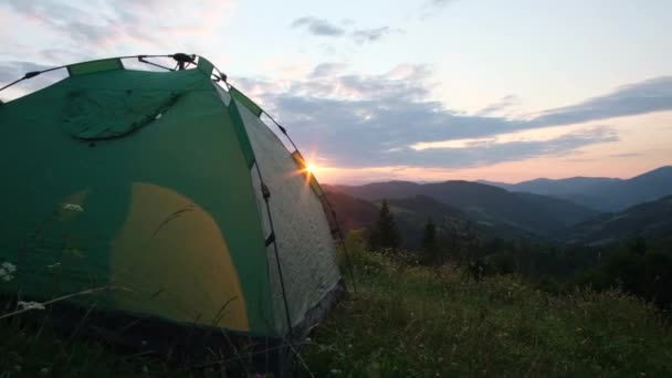 Vacker solnedgång på bergen i de schweiziska Alperna, utsikt med ett tält. — Stockvideo