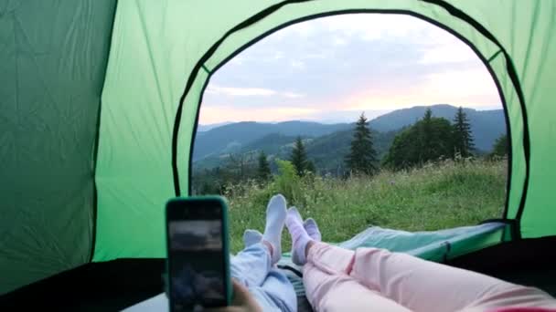 Due ragazze amiche stanno riposando nelle Alpi, si stanno divertendo. — Video Stock