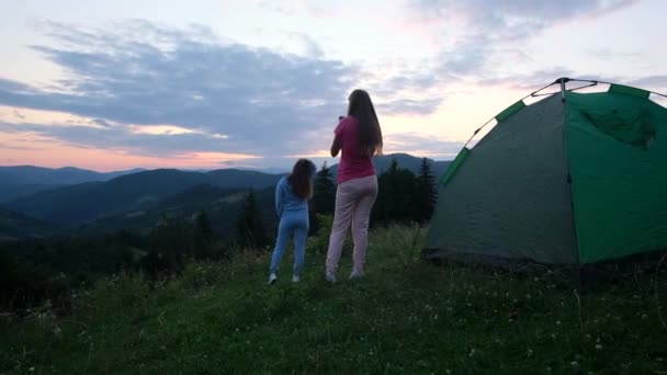 Två flickvänner vilar i Alperna, de har kul.. — Stockvideo