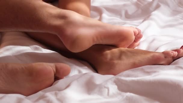 Νεαρό ζευγάρι στο κρεβάτι που κάνει έρωτα, κορυφαία άποψη για τα πόδια, κρεβάτι, σεξ — Αρχείο Βίντεο