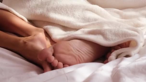 Hombre durmiendo con una mujer, durmiendo en la cama, vista de las piernas. pareja en la cama haciendo el amor. — Vídeo de stock