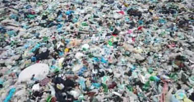 Plastik atıklarla kirlenmiş okyanus plajları, İHA fotoğrafçılığı, çöp platformu.