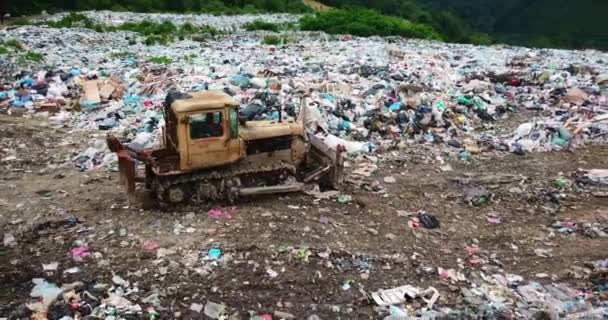 A large landfill near the metropolis of Tokyo. Toxic plastic waste. Mountains of garbage — Stock Video