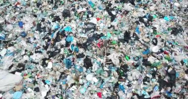 Büyük plastik bir çöp sahasının insansız hava aracı görüntüsü. Çevre kirliliği