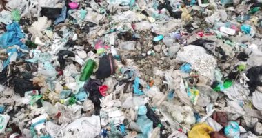 Kirlenmiş kumlu okyanus kıyısı, plastik atık çevresel bir sorundur. Deniz kıyısında çöp.